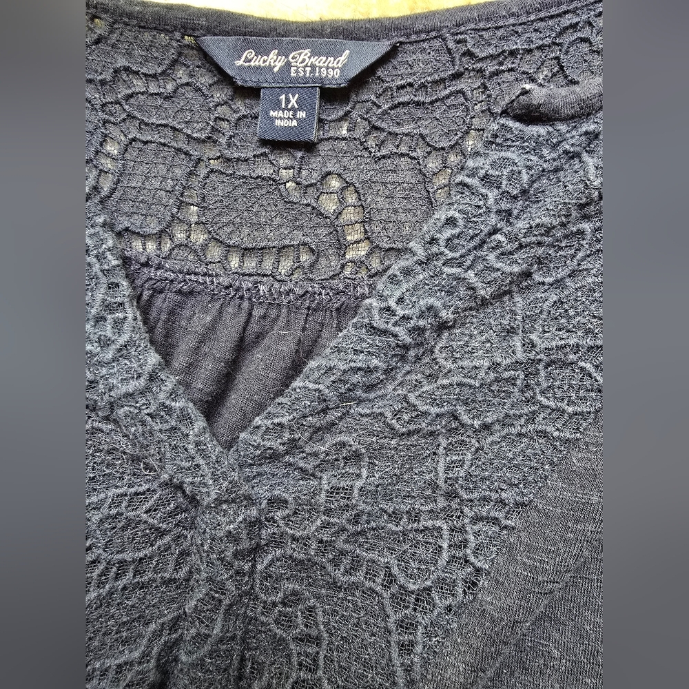 Lucky Brand Womens Top Sz 1X Navy/Black Embroidered V-Neck, Shoulder & Sleeves